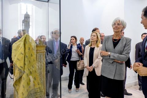 8 septembre 2015 : Visite du Musée du Bardo en compagnie de la ministre du Tourisme et dépot de gerbe en hommage aux victimes de l'attentat terroriste du 18 mars. Visite de deux jours à Tunis de Christine Lagarde, directrice générale du Fonds monétaire international (FMI). Dans le cadre de sa seconde visite officielle en Tunisie, son dernier déplacement dans le pays remontait à 2012, elle s'est entretenue avec le président Beji Caïd Essebsi, le gouverneur de la Banque centrale Chedly Ayari, et le chef du gouvernement Habib Essid. Ses mots d'ordre : la confiance et les réformes dans un contexte difficile. Dasn cette emploi du temps chargé elle a souhaité visiter la medina de Tunis pour réaffirmer l'importance et la richesse du tourisme et une viiste au musée du Bardo pour déposer une gerbe en hommage aux victimes de l'attentat du 18 mars. 