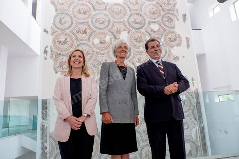 8 septembre 2015 : Visite du Musée du Bardo en compagnie de la ministre du Tourisme et dépot de gerbe en hommage aux victimes de l'attentat terroriste du 18 mars. Visite de deux jours à Tunis de Christine Lagarde, directrice générale du Fonds monétaire international (FMI). Dans le cadre de sa seconde visite officielle en Tunisie, son dernier déplacement dans le pays remontait à 2012, elle s'est entretenue avec le président Beji Caïd Essebsi, le gouverneur de la Banque centrale Chedly Ayari, et le chef du gouvernement Habib Essid. Ses mots d'ordre : la confiance et les réformes dans un contexte difficile. Dasn cette emploi du temps chargé elle a souhaité visiter la medina de Tunis pour réaffirmer l'importance et la richesse du tourisme et une viiste au musée du Bardo pour déposer une gerbe en hommage aux victimes de l'attentat du 18 mars. 