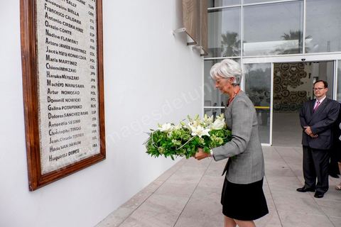 8 septembre 2015 : Visite du Musée du Bardo en compagnie de la ministre du Tourisme et dépot de gerbe en hommage aux victimes de l'attentat terroriste du 18 mars. Visite de deux jours à Tunis de Christine Lagarde, directrice générale du Fonds monétaire international (FMI). Dans le cadre de sa seconde visite officielle en Tunisie, son dernier déplacement dans le pays remontait à 2012, elle s'est entretenue avec le président Beji Caïd Essebsi, le gouverneur de la Banque centrale Chedly Ayari, et le chef du gouvernement Habib Essid. Ses mots d'ordre : la confiance et les réformes dans un contexte difficile. Dasn cette emploi du temps chargé elle a souhaité visiter la medina de Tunis pour réaffirmer l'importance et la richesse du tourisme et une viiste au musée du Bardo pour déposer une gerbe en hommage aux victimes de l'attentat du 18 mars. 