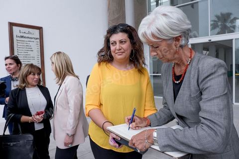 8 septembre 2015 : Visite du Musée du Bardo en compagnie de la ministre du Tourisme et dépot de gerbe en hommage aux victimes de l'attentat terroriste du 18 mars. Visite de deux jours à Tunis de Christine Lagarde, directrice générale du Fonds monétaire international (FMI). Dans le cadre de sa seconde visite officielle en Tunisie, son dernier déplacement dans le pays remontait à 2012, elle s'est entretenue avec le président Beji Caïd Essebsi, le gouverneur de la Banque centrale Chedly Ayari, et le chef du gouvernement Habib Essid. Ses mots d'ordre : la confiance et les réformes dans un contexte difficile. Dasn cette emploi du temps chargé elle a souhaité visiter la medina de Tunis pour réaffirmer l'importance et la richesse du tourisme et une viiste au musée du Bardo pour déposer une gerbe en hommage aux victimes de l'attentat du 18 mars. 