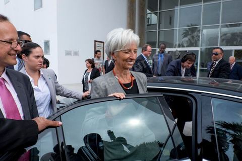 8 septembre 2015 : Visite du Musée du Bardo en compagnie de la ministre du Tourisme et dépot de gerbe en hommage aux victimes de l'attentat terroriste du 18 mars. Visite de deux jours à Tunis de Christine Lagarde, directrice générale du Fonds monétaire international (FMI). Dans le cadre de sa seconde visite officielle en Tunisie, son dernier déplacement dans le pays remontait à 2012, elle s'est entretenue avec le président Beji Caïd Essebsi, le gouverneur de la Banque centrale Chedly Ayari, et le chef du gouvernement Habib Essid. Ses mots d'ordre : la confiance et les réformes dans un contexte difficile. Dasn cette emploi du temps chargé elle a souhaité visiter la medina de Tunis pour réaffirmer l'importance et la richesse du tourisme et une viiste au musée du Bardo pour déposer une gerbe en hommage aux victimes de l'attentat du 18 mars. 