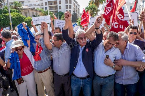 12 septembre 2015 : Hamma Hammami, Front Populaire, sur l'avenue Habib Bourguiba la manifestation contre la loi de reconciliation a finalement eu lieu, malgrè les interdictions du Ministère de l'Intérieur et du Premier Ministère, malgré les alertes terroristes émises par le gouvernement et les oppositions des partis de gauche, trois rassemblements successifs ont défilés sur l'avenue. Près de 4000 manifestants divisés mais engagès ont scandés des slogans contre la coalition au pouvoir de Nidaa Tounes et ennahdha pour protester contre la loi de reconciliation économique qui propose de lever les poursuites contre toute personne - fonctionnaire ou homme d’affaires - ayant bénéficié en espèces ou en nature de malversations financières durant les années Ben Ali sous réserve qu’elle rembourse à l’Etat le montant du préjudice estimé. Malgrè les craintes de répressions policières, les manifestations se sont déroulées dans le calme et sans confrontations.