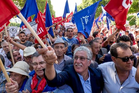 12 septembre 2015 : Hamma Hammami, Front Populaire, sur l'avenue Habib Bourguiba la manifestation contre la loi de reconciliation a finalement eu lieu, malgré les interdictions du Ministère de l'Intérieur et du Premier Ministère, malgré les alertes terroristes émises par le gouvernement et les oppositions des partis de gauche, trois rassemblements successifs ont défilés sur l'avenue. Près de 4000 manifestants divisés mais engagés ont scandés des slogans contre la coalition au pouvoir de Nidaa Tounes et ennahdha pour protester contre la loi de reconciliation économique qui propose de lever les poursuites contre toute personne - fonctionnaire ou homme d’affaires - ayant bénéficié en espèces ou en nature de malversations financières durant les années Ben Ali sous réserve qu’elle rembourse à l’Etat le montant du préjudice estimé. Malgrè les craintes de répressions policières, les manifestations se sont déroulées dans le calme et sans confrontations.