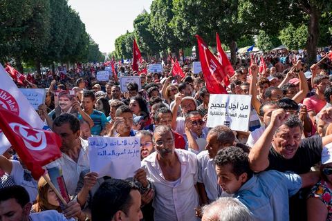 12 septembre 2015 : sur l'avenue Habib Bourguiba la manifestation contre la loi de reconciliation a finalement eu lieu, malgré les interdictions du Ministère de l'Intérieur et du Premier Ministère, malgré les alertes terroristes émises par le gouvernement et les oppositions des partis de gauche, trois rassemblements successifs ont défilés sur l'avenue. Près de 4000 manifestants divisés mais engagés ont scandés des slogans contre la coalition au pouvoir de Nidaa Tounes et ennahdha pour protester contre la loi de reconciliation économique qui propose de lever les poursuites contre toute personne - fonctionnaire ou homme d’affaires - ayant bénéficié en espèces ou en nature de malversations financières durant les années Ben Ali sous réserve qu’elle rembourse à l’Etat le montant du préjudice estimé. Malgrè les craintes de répressions policières, les manifestations se sont déroulées dans le calme et sans confrontations.