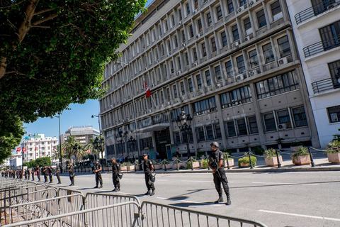 12 septembre 2015 : Sécurité devant le ministère de l'intérieur. sur l'avenue Habib Bourguiba la manifestation contre la loi de reconciliation a finalement eu lieu, malgré les interdictions du Ministère de l'Intérieur et du Premier Ministère, malgré les alertes terroristes émises par le gouvernement et les oppositions des partis de gauche, trois rassemblements successifs ont défilés sur l'avenue. Près de 4000 manifestants divisés mais engagés ont scandés des slogans contre la coalition au pouvoir de Nidaa Tounes et ennahdha pour protester contre la loi de reconciliation économique qui propose de lever les poursuites contre toute personne - fonctionnaire ou homme d’affaires - ayant bénéficié en espèces ou en nature de malversations financières durant les années Ben Ali sous réserve qu’elle rembourse à l’Etat le montant du préjudice estimé. Malgrè les craintes de répressions policières, les manifestations se sont déroulées dans le calme et sans confrontations.