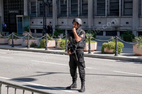 12 septembre 2015 : Sécurité devant le ministère de l'intérieur. sur l'avenue Habib Bourguiba la manifestation contre la loi de reconciliation a finalement eu lieu, malgré les interdictions du Ministère de l'Intérieur et du Premier Ministère, malgré les alertes terroristes émises par le gouvernement et les oppositions des partis de gauche, trois rassemblements successifs ont défilés sur l'avenue. Près de 4000 manifestants divisés mais engagés ont scandés des slogans contre la coalition au pouvoir de Nidaa Tounes et ennahdha pour protester contre la loi de reconciliation économique qui propose de lever les poursuites contre toute personne - fonctionnaire ou homme d’affaires - ayant bénéficié en espèces ou en nature de malversations financières durant les années Ben Ali sous réserve qu’elle rembourse à l’Etat le montant du préjudice estimé. Malgrè les craintes de répressions policières, les manifestations se sont déroulées dans le calme et sans confrontations.