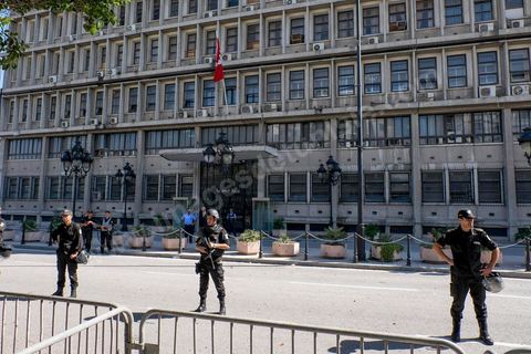 12 septembre 2015 : Sécurité devant le ministère de l'intérieur. sur l'avenue Habib Bourguiba la manifestation contre la loi de reconciliation a finalement eu lieu, malgré les interdictions du Ministère de l'Intérieur et du Premier Ministère, malgré les alertes terroristes émises par le gouvernement et les oppositions des partis de gauche, trois rassemblements successifs ont défilés sur l'avenue. Près de 4000 manifestants divisés mais engagés ont scandés des slogans contre la coalition au pouvoir de Nidaa Tounes et ennahdha pour protester contre la loi de reconciliation économique qui propose de lever les poursuites contre toute personne - fonctionnaire ou homme d’affaires - ayant bénéficié en espèces ou en nature de malversations financières durant les années Ben Ali sous réserve qu’elle rembourse à l’Etat le montant du préjudice estimé. Malgrè les craintes de répressions policières, les manifestations se sont déroulées dans le calme et sans confrontations.