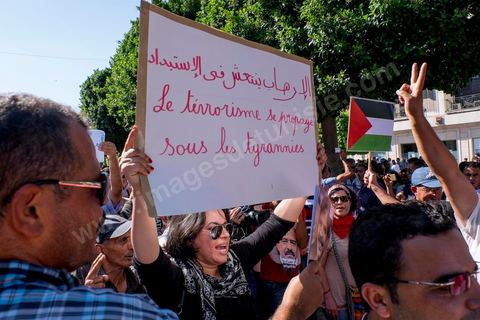 12 septembre 2015 : Ssur l'avenue Habib Bourguiba la manifestation contre la loi de reconciliation a finalement eu lieu, malgré les interdictions du Ministère de l'Intérieur et du Premier Ministère, malgré les alertes terroristes émises par le gouvernement et les oppositions des partis de gauche, trois rassemblements successifs ont défilés sur l'avenue. Près de 4000 manifestants divisés mais engagés ont scandés des slogans contre la coalition au pouvoir de Nidaa Tounes et ennahdha pour protester contre la loi de reconciliation économique qui propose de lever les poursuites contre toute personne - fonctionnaire ou homme d’affaires - ayant bénéficié en espèces ou en nature de malversations financières durant les années Ben Ali sous réserve qu’elle rembourse à l’Etat le montant du préjudice estimé. Malgrè les craintes de répressions policières, les manifestations se sont déroulées dans le calme et sans confrontations.