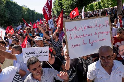 12 septembre 2015 : Ssur l'avenue Habib Bourguiba la manifestation contre la loi de reconciliation a finalement eu lieu, malgré les interdictions du Ministère de l'Intérieur et du Premier Ministère, malgré les alertes terroristes émises par le gouvernement et les oppositions des partis de gauche, trois rassemblements successifs ont défilés sur l'avenue. Près de 4000 manifestants divisés mais engagés ont scandés des slogans contre la coalition au pouvoir de Nidaa Tounes et ennahdha pour protester contre la loi de reconciliation économique qui propose de lever les poursuites contre toute personne - fonctionnaire ou homme d’affaires - ayant bénéficié en espèces ou en nature de malversations financières durant les années Ben Ali sous réserve qu’elle rembourse à l’Etat le montant du préjudice estimé. Malgrè les craintes de répressions policières, les manifestations se sont déroulées dans le calme et sans confrontations.