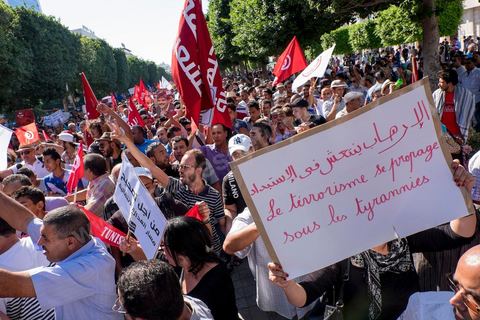 12 septembre 2015 : Ssur l'avenue Habib Bourguiba la manifestation contre la loi de reconciliation a finalement eu lieu, malgré les interdictions du Ministère de l'Intérieur et du Premier Ministère, malgré les alertes terroristes émises par le gouvernement et les oppositions des partis de gauche, trois rassemblements successifs ont défilés sur l'avenue. Près de 4000 manifestants divisés mais engagés ont scandés des slogans contre la coalition au pouvoir de Nidaa Tounes et ennahdha pour protester contre la loi de reconciliation économique qui propose de lever les poursuites contre toute personne - fonctionnaire ou homme d’affaires - ayant bénéficié en espèces ou en nature de malversations financières durant les années Ben Ali sous réserve qu’elle rembourse à l’Etat le montant du préjudice estimé. Malgrè les craintes de répressions policières, les manifestations se sont déroulées dans le calme et sans confrontations.