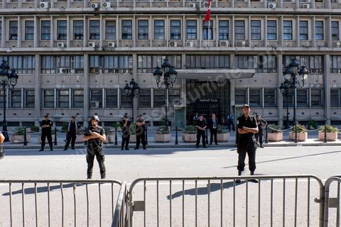 12 septembre 2015 : Sécurité devant le ministère de l'intérieur. sur l'avenue Habib Bourguiba la manifestation contre la loi de reconciliation a finalement eu lieu, malgré les interdictions du Ministère de l'Intérieur et du Premier Ministère, malgré les alertes terroristes émises par le gouvernement et les oppositions des partis de gauche, trois rassemblements successifs ont défilés sur l'avenue. Près de 4000 manifestants divisés mais engagés ont scandés des slogans contre la coalition au pouvoir de Nidaa Tounes et ennahdha pour protester contre la loi de reconciliation économique qui propose de lever les poursuites contre toute personne - fonctionnaire ou homme d’affaires - ayant bénéficié en espèces ou en nature de malversations financières durant les années Ben Ali sous réserve qu’elle rembourse à l’Etat le montant du préjudice estimé. Malgrè les craintes de répressions policières, les manifestations se sont déroulées dans le calme et sans confrontations.