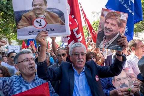 12 septembre 2015 : Hamma Hammami, Front Populaire, sur l'avenue Habib Bourguiba la manifestation contre la loi de reconciliation a finalement eu lieu, malgré les interdictions du Ministère de l'Intérieur et du Premier Ministère, malgré les alertes terroristes émises par le gouvernement et les oppositions des partis de gauche, trois rassemblements successifs ont défilés sur l'avenue. Près de 4000 manifestants divisés mais engagés ont scandés des slogans contre la coalition au pouvoir de Nidaa Tounes et ennahdha pour protester contre la loi de reconciliation économique qui propose de lever les poursuites contre toute personne - fonctionnaire ou homme d’affaires - ayant bénéficié en espèces ou en nature de malversations financières durant les années Ben Ali sous réserve qu’elle rembourse à l’Etat le montant du préjudice estimé. Malgrè les craintes de répressions policières, les manifestations se sont déroulées dans le calme et sans confrontations.