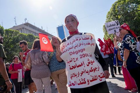 12 septembre 2015 : Ssur l'avenue Habib Bourguiba la manifestation contre la loi de reconciliation a finalement eu lieu, malgré les interdictions du Ministère de l'Intérieur et du Premier Ministère, malgré les alertes terroristes émises par le gouvernement et les oppositions des partis de gauche, trois rassemblements successifs ont défilés sur l'avenue. Près de 4000 manifestants divisés mais engagés ont scandés des slogans contre la coalition au pouvoir de Nidaa Tounes et ennahdha pour protester contre la loi de reconciliation économique qui propose de lever les poursuites contre toute personne - fonctionnaire ou homme d’affaires - ayant bénéficié en espèces ou en nature de malversations financières durant les années Ben Ali sous réserve qu’elle rembourse à l’Etat le montant du préjudice estimé. Malgrè les craintes de répressions policières, les manifestations se sont déroulées dans le calme et sans confrontations.