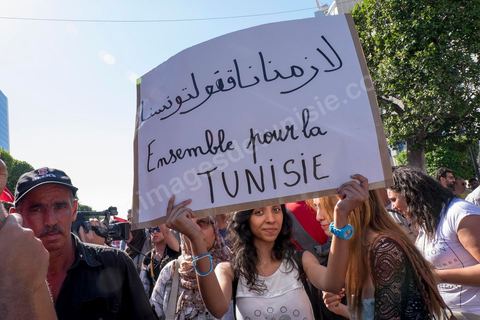 12 septembre 2015 : Ssur l'avenue Habib Bourguiba la manifestation contre la loi de reconciliation a finalement eu lieu, malgré les interdictions du Ministère de l'Intérieur et du Premier Ministère, malgré les alertes terroristes émises par le gouvernement et les oppositions des partis de gauche, trois rassemblements successifs ont défilés sur l'avenue. Près de 4000 manifestants divisés mais engagés ont scandés des slogans contre la coalition au pouvoir de Nidaa Tounes et ennahdha pour protester contre la loi de reconciliation économique qui propose de lever les poursuites contre toute personne - fonctionnaire ou homme d’affaires - ayant bénéficié en espèces ou en nature de malversations financières durant les années Ben Ali sous réserve qu’elle rembourse à l’Etat le montant du préjudice estimé. Malgrè les craintes de répressions policières, les manifestations se sont déroulées dans le calme et sans confrontations.
