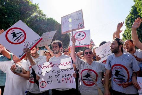 12 septembre 2015 : Ssur l'avenue Habib Bourguiba la manifestation contre la loi de reconciliation a finalement eu lieu, malgré les interdictions du Ministère de l'Intérieur et du Premier Ministère, malgré les alertes terroristes émises par le gouvernement et les oppositions des partis de gauche, trois rassemblements successifs ont défilés sur l'avenue. Près de 4000 manifestants divisés mais engagés ont scandés des slogans contre la coalition au pouvoir de Nidaa Tounes et ennahdha pour protester contre la loi de reconciliation économique qui propose de lever les poursuites contre toute personne - fonctionnaire ou homme d’affaires - ayant bénéficié en espèces ou en nature de malversations financières durant les années Ben Ali sous réserve qu’elle rembourse à l’Etat le montant du préjudice estimé. Malgrè les craintes de répressions policières, les manifestations se sont déroulées dans le calme et sans confrontations.