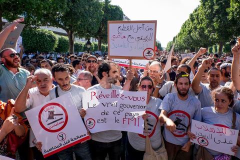 12 septembre 2015 : Ssur l'avenue Habib Bourguiba la manifestation contre la loi de reconciliation a finalement eu lieu, malgré les interdictions du Ministère de l'Intérieur et du Premier Ministère, malgré les alertes terroristes émises par le gouvernement et les oppositions des partis de gauche, trois rassemblements successifs ont défilés sur l'avenue. Près de 4000 manifestants divisés mais engagés ont scandés des slogans contre la coalition au pouvoir de Nidaa Tounes et ennahdha pour protester contre la loi de reconciliation économique qui propose de lever les poursuites contre toute personne - fonctionnaire ou homme d’affaires - ayant bénéficié en espèces ou en nature de malversations financières durant les années Ben Ali sous réserve qu’elle rembourse à l’Etat le montant du préjudice estimé. Malgrè les craintes de répressions policières, les manifestations se sont déroulées dans le calme et sans confrontations.