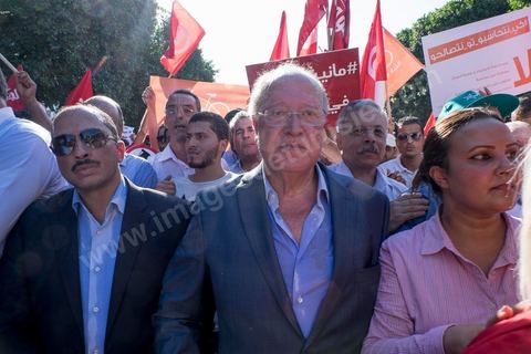 12 septembre 2015 : Mustapha Ben Jaafar, Ettakatol. sur l'avenue Habib Bourguiba la manifestation contre la loi de reconciliation a finalement eu lieu, malgré les interdictions du Ministère de l'Intérieur et du Premier Ministère, malgré les alertes terroristes émises par le gouvernement et les oppositions des partis de gauche, trois rassemblements successifs ont défilés sur l'avenue. Près de 4000 manifestants divisés mais engagés ont scandés des slogans contre la coalition au pouvoir de Nidaa Tounes et ennahdha pour protester contre la loi de reconciliation économique qui propose de lever les poursuites contre toute personne - fonctionnaire ou homme d’affaires - ayant bénéficié en espèces ou en nature de malversations financières durant les années Ben Ali sous réserve qu’elle rembourse à l’Etat le montant du préjudice estimé. Malgrè les craintes de répressions policières, les manifestations se sont déroulées dans le calme et sans confrontations.