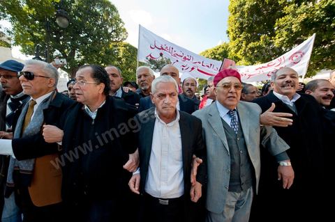Houcine ABBASSI, le secrétaire Général de l'UGTT, Union Général des Travailleurs Tunisiens, syndicat des travailleurs et membres du quartet du Dialogue National Tunisien qui vient de recvoir le Prix Nobel de la Paix 2015 ce 9 octobre 2015. 25 février 2012 : Houcine Abbassi et Jrad, l'actuel et l'ancien SG de l'UGGT en tête de cortège.  Venus à l'appel de l'Union générale tunisienne du travail (UGTT), les quelques 4000 manifestants ont dénoncé les récentes attaques visant plusieurs locaux de la centrale syndicale et qu'ils attribuent au mouvement islamiste Ennahdha.