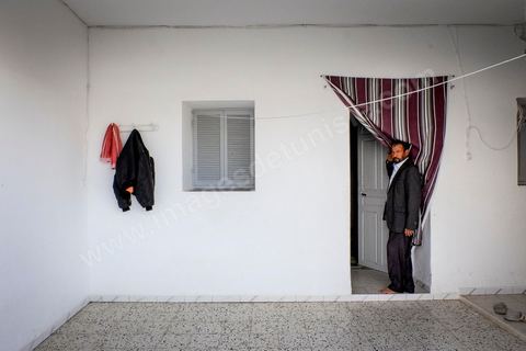 A Jouaouda, village agricole à 70 km au nord de Tunis, dans la maison de Majid et Salouha Bechahed. Ils sont les parents de Ahmed, 32 ans, parti rejoindre Daesch en mars 2012 en Syrie via la Libye, et arrêté par l'armée de Bachar avec 42 autres tunisiens. Dans les geoles de Bachar à Damas, les 43 jeunes jihadistes tunisiens laissent aujourd'hui des familles desemparées par la situation et par cette mouvance extrémiste qui endoctrine leurs fils.