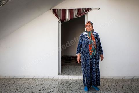 A Jouaouda, village agricole à 70 km au nord de Tunis, dans la maison de Majid et Salouha Bechahed. Ils sont les parents de Ahmed, 32 ans, parti rejoindre Daesch en mars 2012 en Syrie via la Libye, et arrêté par l'armée de Bachar avec 42 autres tunisiens. Dans les geoles de Bachar à Damas, les 43 jeunes jihadistes tunisiens laissent aujourd'hui des familles desemparées par la situation et par cette mouvance extrémiste qui endoctrine leurs fils.