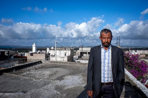 A Jouaouda, village agricole à 70 km au nord de Tunis, dans la maison de Majid et Salouha Bechahed. Ils sont les parents de Ahmed, 32 ans, parti rejoindre Daesch en mars 2012 en Syrie via la Libye, et arrêté par l'armée de Bachar avec 42 autres tunisiens. Dans les geoles de Bachar à Damas, les 43 jeunes jihadistes tunisiens laissent aujourd'hui des familles desemparées par la situation et par cette mouvance extrémiste qui endoctrine leurs fils.