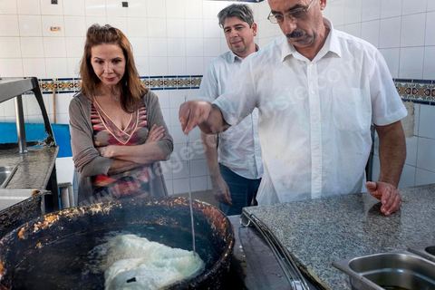 21 novembre 2015 : Victoria Abril a passé deux jours à Tunis pour l'ouverture des JCC, Journées Cinématographiques de Carthage, Festival du film arabo-africain. Après un après-midi au café et restaurant populaire de Saf Saf à La Marsa pour déguster thé à la menthe et brick, le soir elle a asssuré le spectacle sur le tapis rouge et sur la scène du théatre municipal de Tunis. Marraine de ce festival elle est venue annoncer son ouvertue en tenue traditionnelle espagnole de marraine. Elle a remis un prix d'honneur à une grande dame du cineam tunisien Dar Bouchoucha.
