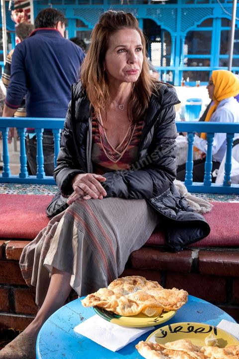 21 novembre 2015 : Victoria Abril a passé deux jours à Tunis pour l'ouverture des JCC, Journées Cinématographiques de Carthage, Festival du film arabo-africain. Après un après-midi au café et restaurant populaire de Saf Saf à La Marsa pour déguster thé à la menthe et brick, le soir elle a asssuré le spectacle sur le tapis rouge et sur la scène du théatre municipal de Tunis. Marraine de ce festival elle est venue annoncer son ouvertue en tenue traditionnelle espagnole de marraine. Elle a remis un prix d'honneur à une grande dame du cineam tunisien Dar Bouchoucha.