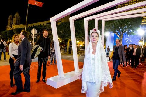 21 novembre 2015 : Victoria Abril a passé deux jours à Tunis pour l'ouverture des JCC, Journées Cinématographiques de Carthage, Festival du film arabo-africain. Après un après-midi au café et restaurant populaire de Saf Saf à La Marsa pour déguster thé à la menthe et brick, le soir elle a asssuré le spectacle sur le tapis rouge et sur la scène du théatre municipal de Tunis. Marraine de ce festival elle est venue annoncer son ouvertue en tenue traditionnelle espagnole de marraine. Elle a remis un prix d'honneur à une grande dame du cineam tunisien Dar Bouchoucha.