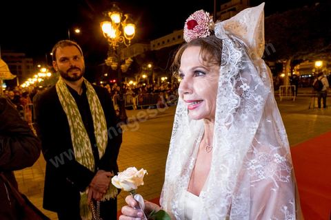 21 novembre 2015 : Victoria Abril a passé deux jours à Tunis pour l'ouverture des JCC, Journées Cinématographiques de Carthage, Festival du film arabo-africain. Après un après-midi au café et restaurant populaire de Saf Saf à La Marsa pour déguster thé à la menthe et brick, le soir elle a asssuré le spectacle sur le tapis rouge et sur la scène du théatre municipal de Tunis. Marraine de ce festival elle est venue annoncer son ouvertue en tenue traditionnelle espagnole de marraine. Elle a remis un prix d'honneur à une grande dame du cineam tunisien Dar Bouchoucha.