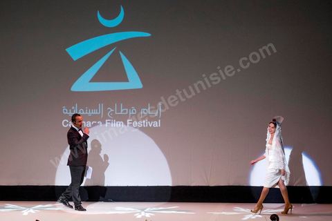 21 novembre 2015 : Victoria Abril a passé deux jours à Tunis pour l'ouverture des JCC, Journées Cinématographiques de Carthage, Festival du film arabo-africain. Après un après-midi au café et restaurant populaire de Saf Saf à La Marsa pour déguster thé à la menthe et brick, le soir elle a asssuré le spectacle sur le tapis rouge et sur la scène du théatre municipal de Tunis. Marraine de ce festival elle est venue annoncer son ouvertue en tenue traditionnelle espagnole de marraine. Elle a remis un prix d'honneur à une grande dame du cineam tunisien Dar Bouchoucha.