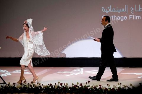 21 novembre 2015 : Victoria Abril a passé deux jours à Tunis pour l'ouverture des JCC, Journées Cinématographiques de Carthage, Festival du film arabo-africain. Après un après-midi au café et restaurant populaire de Saf Saf à La Marsa pour déguster thé à la menthe et brick, le soir elle a asssuré le spectacle sur le tapis rouge et sur la scène du théatre municipal de Tunis. Marraine de ce festival elle est venue annoncer son ouvertue en tenue traditionnelle espagnole de marraine. Elle a remis un prix d'honneur à une grande dame du cineam tunisien Dar Bouchoucha.