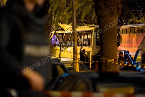 24 novembre 2015 : vers 17h une attaque terroriste au centre ville de Tunis contre un bus de la police présidentielle. Selon les premières infos un kamikaze se serait fait exploser dans un bus de policiers. Bilan provisoire environ 15 policiers morts et 20 blessés. L'attaque a eu lieu à 200 m de l'avenue Bourguiba en plein coeur de Tunis. 
