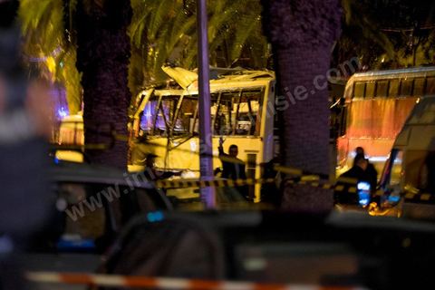 24 novembre 2015 : vers 17h une attaque terroriste au centre ville de Tunis contre un bus de la police présidentielle. Selon les premières infos un kamikaze se serait fait exploser dans un bus de policiers. Bilan provisoire environ 15 policiers morts et 20 blessés. L'attaque a eu lieu à 200 m de l'avenue Bourguiba en plein coeur de Tunis. 