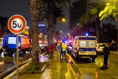 24 novembre 2015 : vers 17h une attaque terroriste au centre ville de Tunis contre un bus de la police présidentielle. Selon les premières infos un kamikaze se serait fait exploser dans un bus de policiers. Bilan provisoire environ 15 policiers morts et 20 blessés. L'attaque a eu lieu à 200 m de l'avenue Bourguiba en plein coeur de Tunis. 