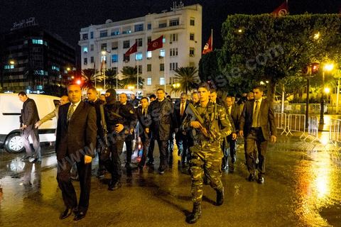 24 novembre 2015 : vers 17h une attaque terroriste au centre ville de Tunis contre un bus de la police présidentielle. Selon les premières infos un kamikaze se serait fait exploser dans un bus de policiers. Bilan provisoire environ 15 policiers morts et 20 blessés. L'attaque a eu lieu à 200 m de l'avenue Bourguiba en plein coeur de Tunis.  Premier Ministre Habib Essid et le Ministre de l'intérieur sur place 1h après l'attaque.