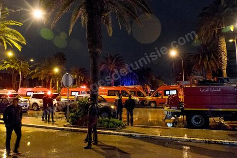 24 novembre 2015 : vers 17h une attaque terroriste au centre ville de Tunis contre un bus de la police présidentielle. Selon les premières infos un kamikaze se serait fait exploser dans un bus de policiers. Bilan provisoire environ 15 policiers morts et 20 blessés. L'attaque a eu lieu à 200 m de l'avenue Bourguiba en plein coeur de Tunis. 