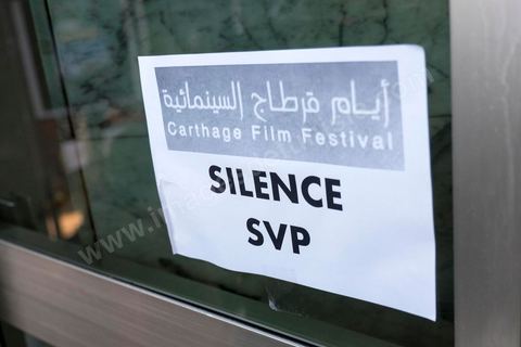 November 26, 2015: As part of the JCC (Carthage Film Festival), the Arab-African Film Festival in Tunis, the first screening in a Muslim country of the film “Much Loved” by Moroccan director Nabil Ayouch took place. Two days after the terrorist attack on a presidential police bus just a few hundred meters from the JCC movie theaters, the screening of “Much Loved” became a double challenge. JCC Director Brahim Eltaief and Nabil Ayouch were determined to keep the screening on the schedule, just as they did for the rest of the festival. The theater filled with more than a thousand film enthusiasts eager to meet Nabil Ayouch and see the Arabic-language premiere of this excellent film, which candidly yet masterfully portrays the reality of Moroccan sex workers. The screening was followed by a press conference.