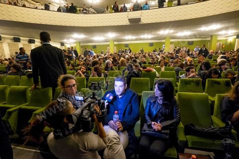 November 26, 2015: As part of the JCC (Carthage Film Festival), the Arab-African Film Festival in Tunis, the first screening in a Muslim country of the film “Much Loved” by Moroccan director Nabil Ayouch took place. Two days after the terrorist attack on a presidential police bus just a few hundred meters from the JCC movie theaters, the screening of “Much Loved” became a double challenge. JCC Director Brahim Eltaief and Nabil Ayouch were determined to keep the screening on the schedule, just as they did for the rest of the festival. The theater filled with more than a thousand film enthusiasts eager to meet Nabil Ayouch and see the Arabic-language premiere of this excellent film, which candidly yet masterfully portrays the reality of Moroccan sex workers. The screening was followed by a press conference.