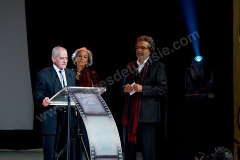 November 28, 2015: Houcine Abbassi presents the UGTT Award to Leyla Bouzid, a young Tunisian filmmaker who has received several awards—including the Bronze Tanit, the FIPRESCI Award, a Special Mention from the UGTT Jury, and the TV5 Monde Jury Prize—for her film “As Soon as I Open My Eyes.” The closing ceremony of the JCC took place at the Municipal Theater of Tunis, in the heart of the capital, which had been devastated just a few days earlier by a suicide terrorist attack that killed 12 members of the Presidential Guard. The ceremony, moved up due to a curfew, served as a tribute to culture—which stood firm in the face of terror throughout the week—and provided an opportunity to honor artists and filmmakers from the Arab-African world. 