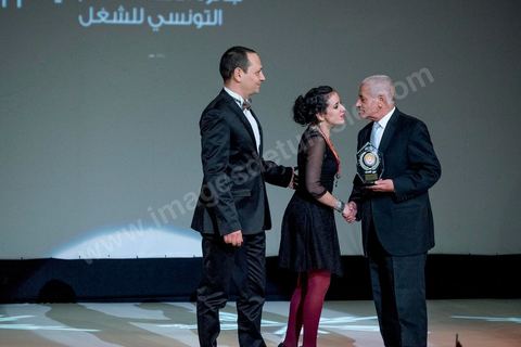 November 28, 2015: Houcine Abbassi presents the UGTT Award to Leyla Bouzid, a young Tunisian filmmaker who has received several awards—including the Bronze Tanit, the FIPRESCI Award, a Special Mention from the UGTT Jury, and the TV5 Monde Jury Prize—for her film “As Soon as I Open My Eyes.” The closing ceremony of the JCC took place at the Municipal Theater of Tunis, in the heart of the capital, which had been devastated just a few days earlier by a suicide terrorist attack that killed 12 members of the Presidential Guard. The ceremony, moved up due to a curfew, served as a tribute to culture—which stood firm in the face of terror throughout the week—and provided an opportunity to honor artists and filmmakers from the Arab-African world. 