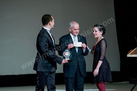 November 28, 2015: Houcine Abbassi presents the UGTT Award to Leyla Bouzid, a young Tunisian filmmaker who has received several awards—including the Bronze Tanit, the FIPRESCI Award, a Special Mention from the UGTT Jury, and the TV5 Monde Jury Prize—for her film “As Soon as I Open My Eyes.” The closing ceremony of the JCC took place at the Municipal Theater of Tunis, in the heart of the capital, which had been devastated just a few days earlier by a suicide terrorist attack that killed 12 members of the Presidential Guard. The ceremony, moved up due to a curfew, served as a tribute to culture—which stood firm in the face of terror throughout the week—and provided an opportunity to honor artists and filmmakers from the Arab-African world. 