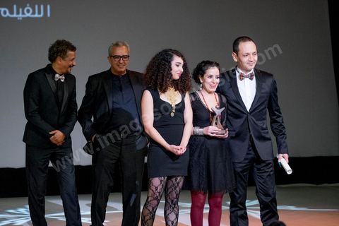 28 novembre 2015 : Leyla Bouzid reçoit le Tanit de bronez. Leyla Bouzid, jeune réalisatrice tunisienne a reçu plusieurs prix le Tanit de Bronze, le prix FIPRESCI, la mention spéciale du Jury UGTT et le Prix du jury TV5 Monde pour son film "à peine j'ouvre les yeux". Cérémonie de cloture des JCC au théâtre municipal de Tunis au coeur de la capitale meutrie il y a quelques jours à peine par une attaque suicide terroriste qui a fait 12 morts parmis les policiers de la garde présidentielle. La cérémonie avancée pour cause de couvre feu a été un moment d'hommage à la culture qui a su faire face à la terreur durant cette semaine et l'occasion de primée les artistes et réalisateur du monde arabo-africain. 