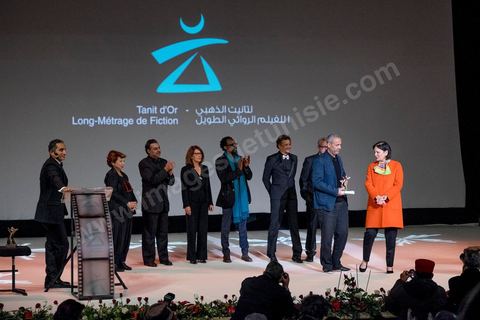 28 novembre 2015 : La ministre de la culure remet le Tanit d'or au marocain Mohamed Mouftakir pour son film "l'orchestre des aveugles" lors de la Cérémonie de cloture des JCC au théâtre municipal de Tunis au coeur de la capitale meutrie il y a quelques jours à peine par une attaque suicide terroriste qui a fait 12 morts parmis les policiers de la garde présidentielle. La cérémonie avancée pour cause de couvre feu a été un moment d'hommage à la culture qui a su faire face à la terreur durant cette semaine et l'occasion de primée les artistes et réalisateur du monde arabo-africain. 