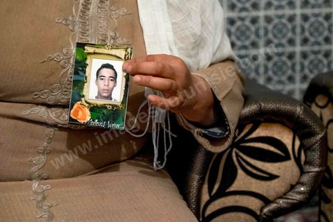 Dans un quartier populaire de Sousse, chez Fatiha Jebali, cette maman dont son fils Hamza est parti en Syrie en 2012, conserve un contact régulier avec son fils. "Elle reçoit régulièrement de fortes sommes d'argent, elle pleure son départ au jihad, mais en réalité elle soutient cette décicion qui l'a fait vivre" raconte un proche.   
