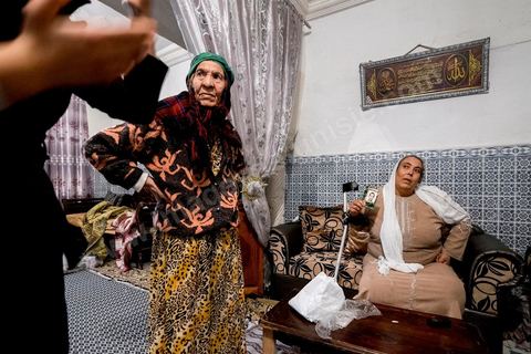 Dans un quartier populaire de Sousse, chez Fatiha Jebali, cette maman dont son fils Hamza est parti en Syrie en 2012, conserve un contact régulier avec son fils. "Elle reçoit régulièrement de fortes sommes d'argent, elle pleure son départ au jihad, mais en réalité elle soutient cette décicion qui l'a fait vivre" raconte un proche.   