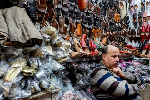 Ameur Al Azrak nous reçoit dans sa boutique de Babouches dans la medina de Tunis pour nous raconter l'histoire de son fils Elyes parti en Syrie en mars 2014 pour entrainer les djihadistes et combattre auprès de Daesch. Un engagement plus idéologique que financier dans cette famille de la classe moyenne tunisienne.