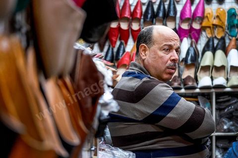 Ameur Al Azrak nous reçoit dans sa boutique de Babouches dans la medina de Tunis pour nous raconter l'histoire de son fils Elyes parti en Syrie en mars 2014 pour entrainer les djihadistes et combattre auprès de Daesch. Un engagement plus idéologique que financier dans cette famille de la classe moyenne tunisienne.