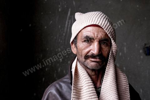 Portrait de Mohamed Suleh Boudriga, père de Yassine, dans sa maison en cours de rénovation à Menzel Ennour. Son fils, l'avant-dernier d'une fratrie de 7 enfants, Yassine, 24 ans, est parti le 25 décembre 2014. Après un passage en Libye il a finalement appelé de Syrie au mois de mars 2015.