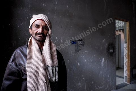 Portrait de Mohamed Suleh Boudriga, père de Yassine, dans sa maison en cours de rénovation à Menzel Ennour. Son fils, l'avant-dernier d'une fratrie de 7 enfants, Yassine, 24 ans, est parti le 25 décembre 2014. Après un passage en Libye il a finalement appelé de Syrie au mois de mars 2015.