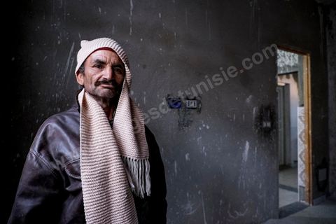 Portrait de Mohamed Suleh Boudriga, père de Yassine, dans sa maison en cours de rénovation à Menzel Ennour. Son fils, l'avant-dernier d'une fratrie de 7 enfants, Yassine, 24 ans, est parti le 25 décembre 2014. Après un passage en Libye il a finalement appelé de Syrie au mois de mars 2015.